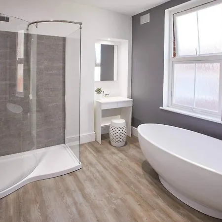 Host & - Osborne House Дом отдыха Уитби