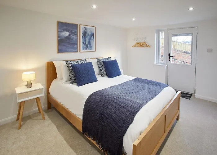 Host & - Osborne House * Whitby